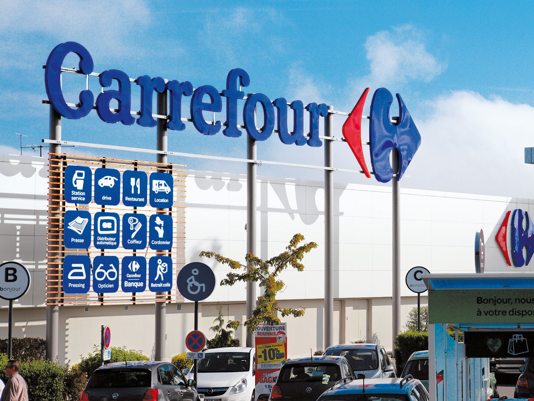 Carrefour România a obţinut afaceri de 2,3 mld. euro în 2020, plus 3,6%. „Faptul că românii din străinătate nu au venit acasă de sărbători a afectat vânzările“. Carrefour a deschis anul trecut, un an marcat de pandemie, 24 de magazine, de două ori mai puţine ca în 2019