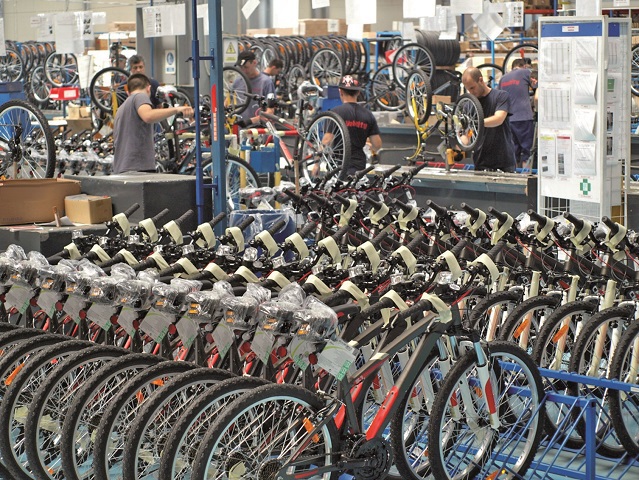 Grupul francez Decathlon vrea să producă peste 1 milion de biciclete în România în 2021, cu 16% mai multe ca anul trecut. Francezii accelerează ritmul deşi producţia de biciclete, la fel ca industria auto, este afectată de o criză a componentelor ce va dura până în a doua parte din 2022