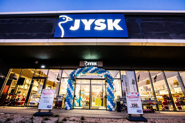 Retailerul danez JYSK deschide magazine la Timişoara şi Roşiorii de Vede şi ajunge la o reţea de 106 unităţi în România. JYSK a deschis primul magazin din România în anul 2007, la Oradea, în sistem de franciză