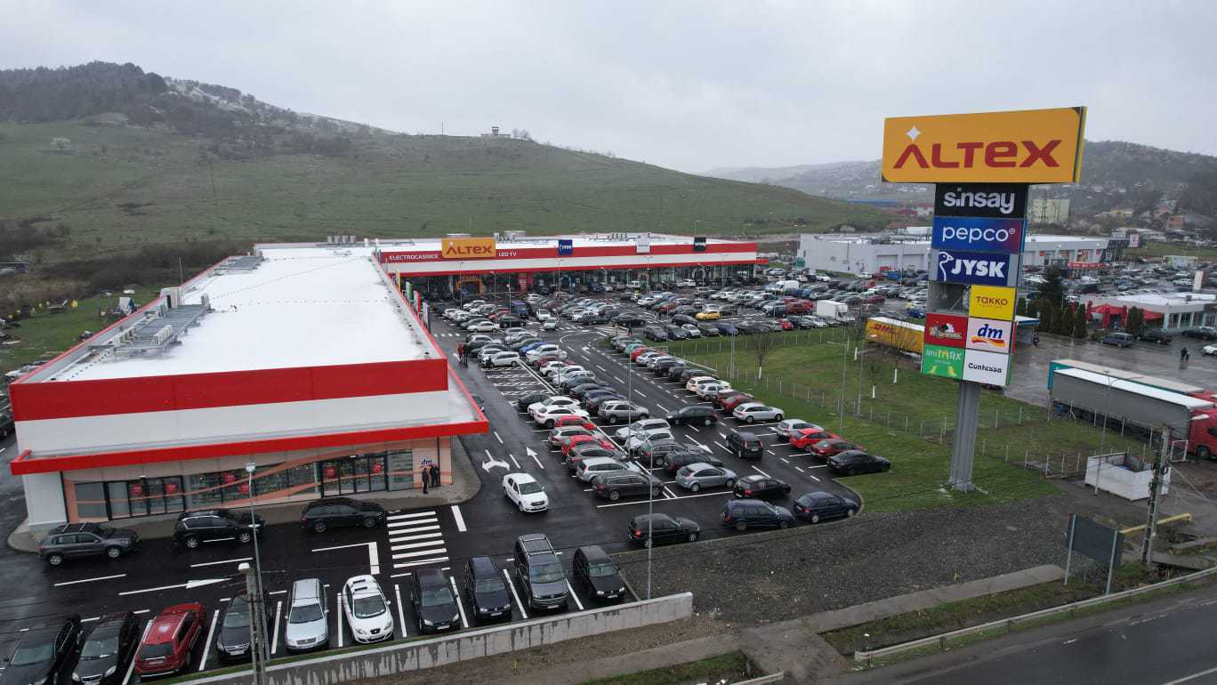 Retail Park Dej, primul centru comercial din Dej, judeţul Cluj, se deschide oficial joi, după o investiţie de peste 10,5 milioane euro realizată de Cometex, parte din grupul Altex 
