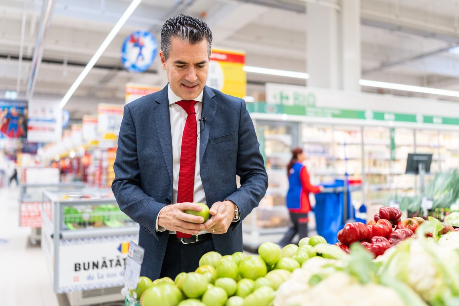 Carrefour ajunge la zece cooperative locale care livrează exclusiv legume şi fructe în magazinele reţelei, după ce a semnat parteneriate cu încă şase unităţi agricole. Julien Munch, CEO: Ne propunem să replicăm acest model şi în alte regiuni ale ţării