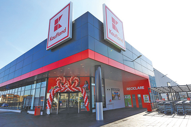 Kaufland: Expansiunea lanţurilor de magazine funcţionează ca o locomotivă pentru mărcile româneşti. Lanţul de magazine Kaufland este activ în sectorul hipermarketurilor cu preţuri mici, având în România circa 175 de magazine