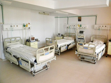 Cum finanţează statul spitale cu zeci de paturi pe secţia de ginecologie într-un judeţ unde se nasc şase copii pe zi?