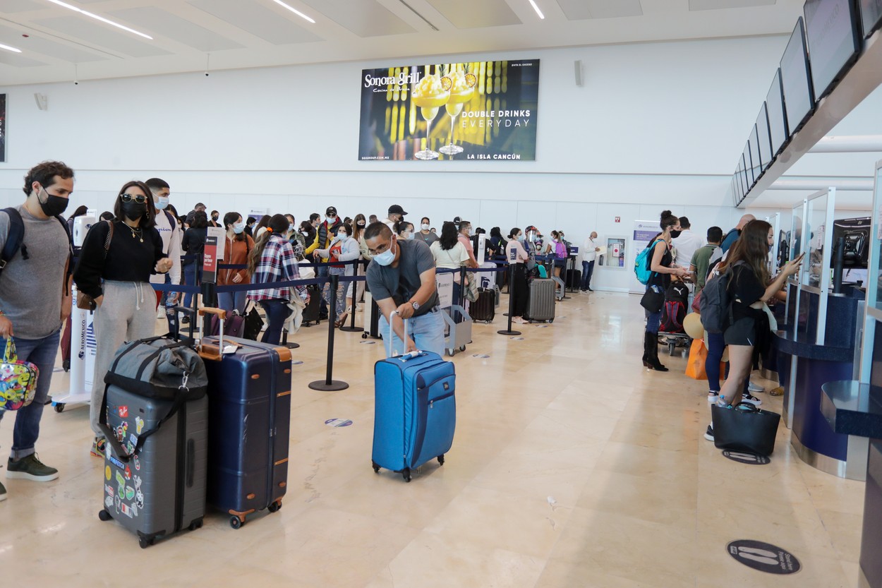 MAE despre situaţia turiştilor din Mexic: aproximativ 50 de cetăţeni români se află în continuare în aeroportul din Cancun în aşteptarea curselor de retur