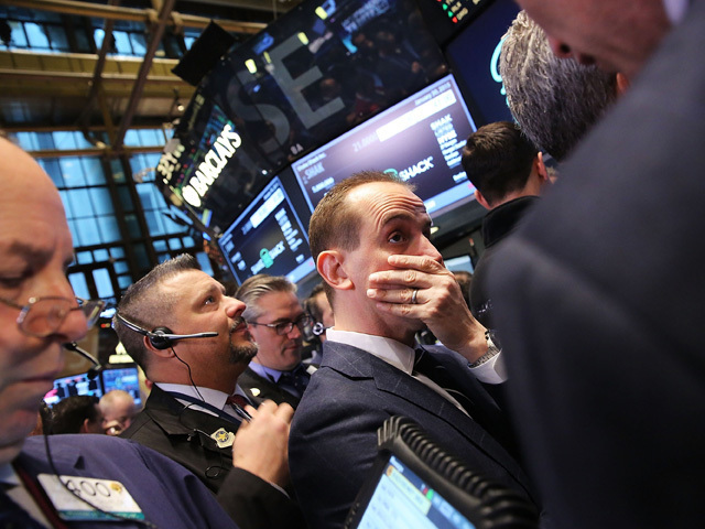 Investitorii răsuflă uşuraţi măcar pentru câteva ore. Indicele Dow Jones deschide săptămâna în creştere