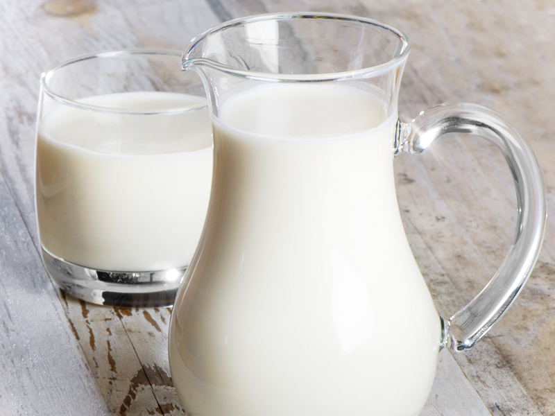 Producătorii din industria laptelui cer adoptarea unui preţ minim garantat 