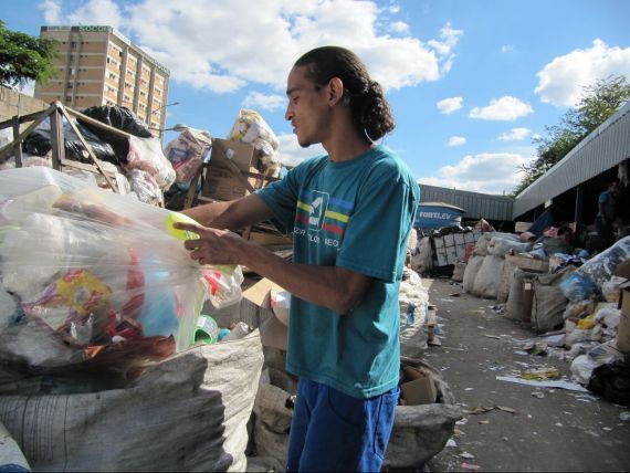 CNAIR: „Minivacanţa de 1 iunie a lăsat în urmă tone de gunoi şi indicatoare rutiere avariate”