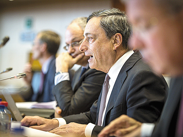 Banca Centrală Europeană prognozează o creştere mai mare a economiei, dar menţine rata dobânzii