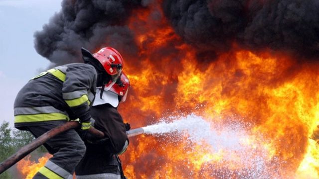 Mureş: Locomotiva unui tren în care se aflau circa 100 de pasageri a luat foc 