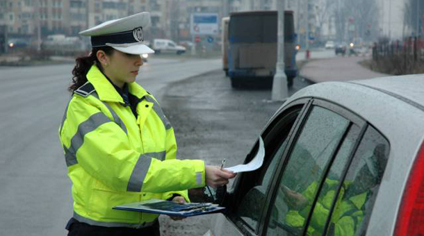 Cum conduc şoferii români: Jumătate din şoferi transmit mesaje la volan, 60% vorbesc la telefon, 40% nu sunt atenţi
