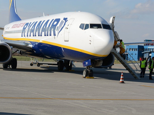 „Turbulenţe” la Ryanair: Profiturile operatorului au scăzut cu 7% pe fondul grevelor şi a preţului crescut la combustibil