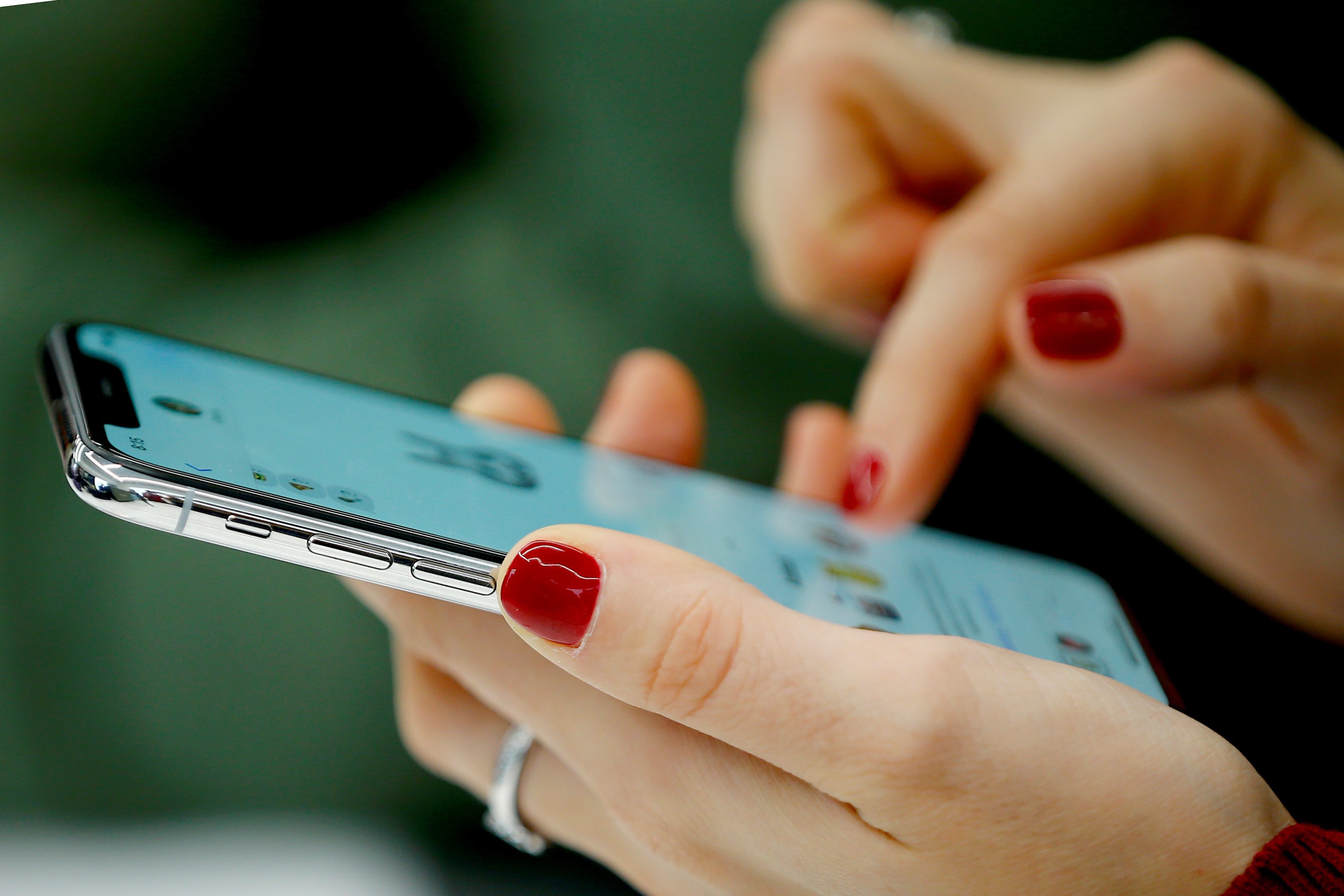 Germania forţează Apple să permită şi altor companii accesul la cipul NFC de pe iPhone