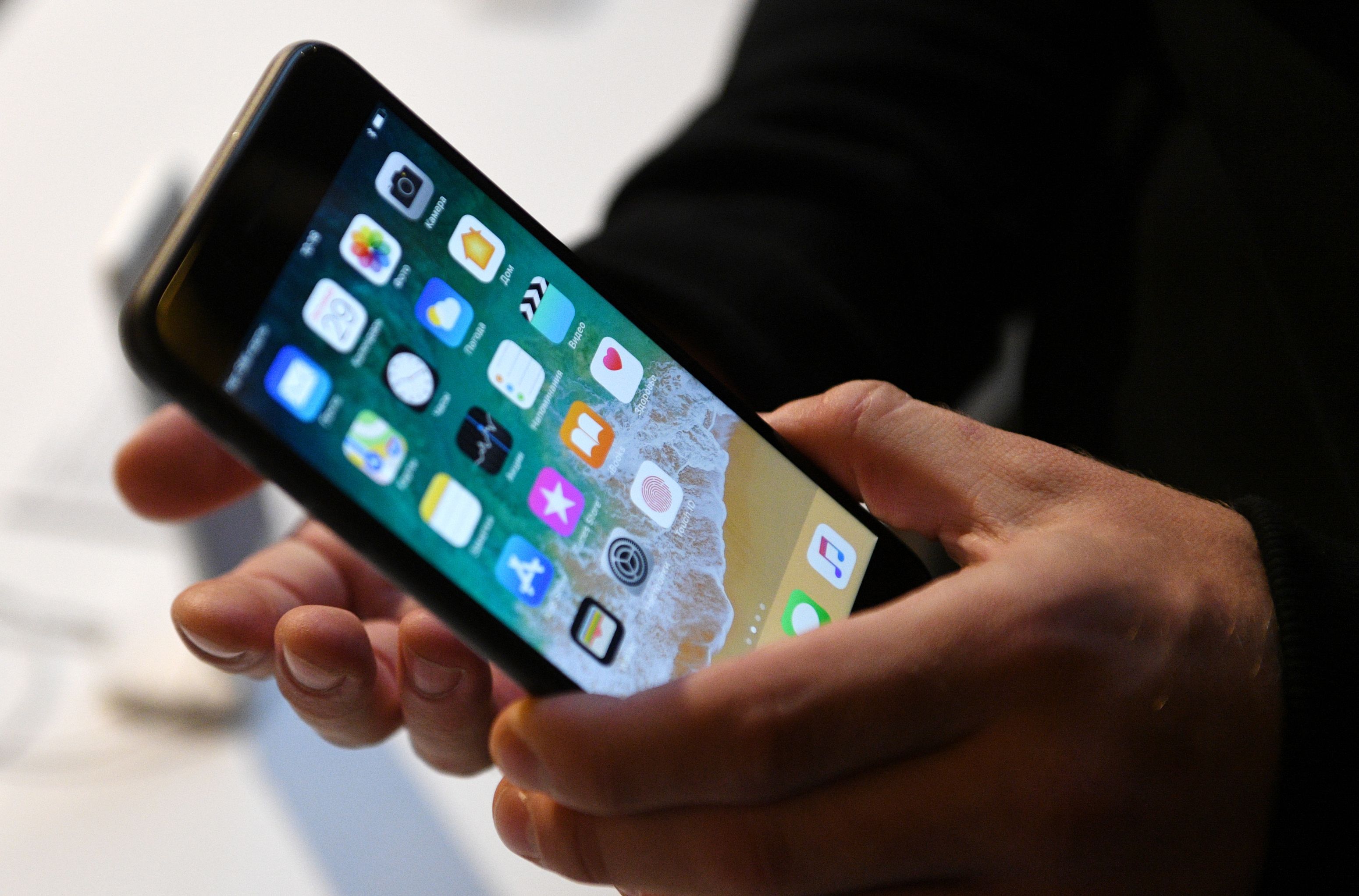 IPhone ar putea avea ecran pliabil: Gigantul american vrea să concureze cu noile modelele ale concurenţei