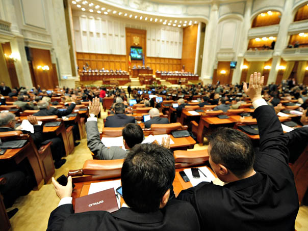 Parlamentarii şi-au votat pensii speciale