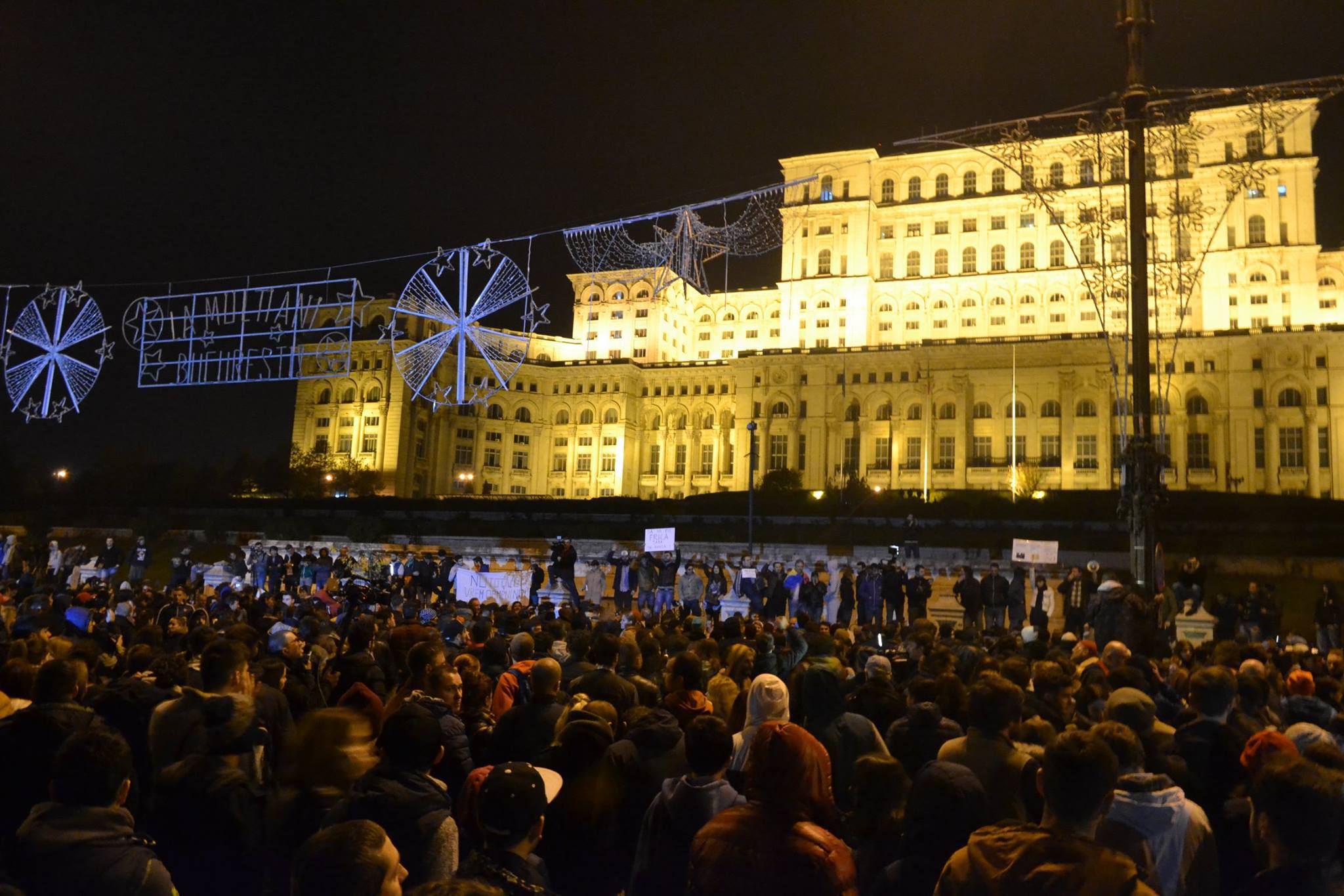 Noi proteste se anunţă în Bucureşti şi în marile oraşe joi seară. Miercuri aproape 70.000 de oameni au ieşit în stradă să ceară schimbarea clasei politice