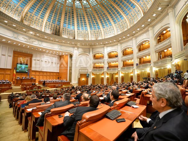 Legea pensiilor speciale ale parlamentarilor, adoptată de plen, după dispute între PSD şi PNL