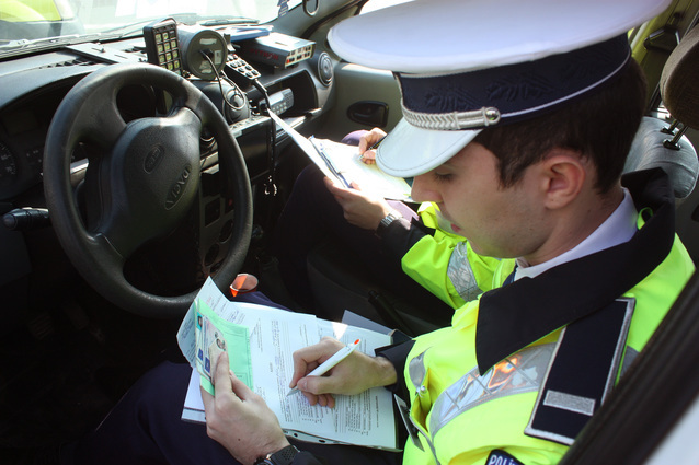 Proiect: Şoferii cărora li se suspendă permisul să aleagă dacă vor folosi dovada timp de 15 zile