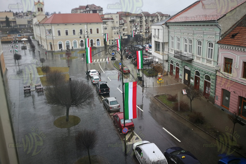 Primăria Sf. Gheorghe refuză să arboreze steagul României: Nu am arborat drapelul Ungariei. Sunt doar nişte panglici. Ce amendă a primit Primarul municipiului