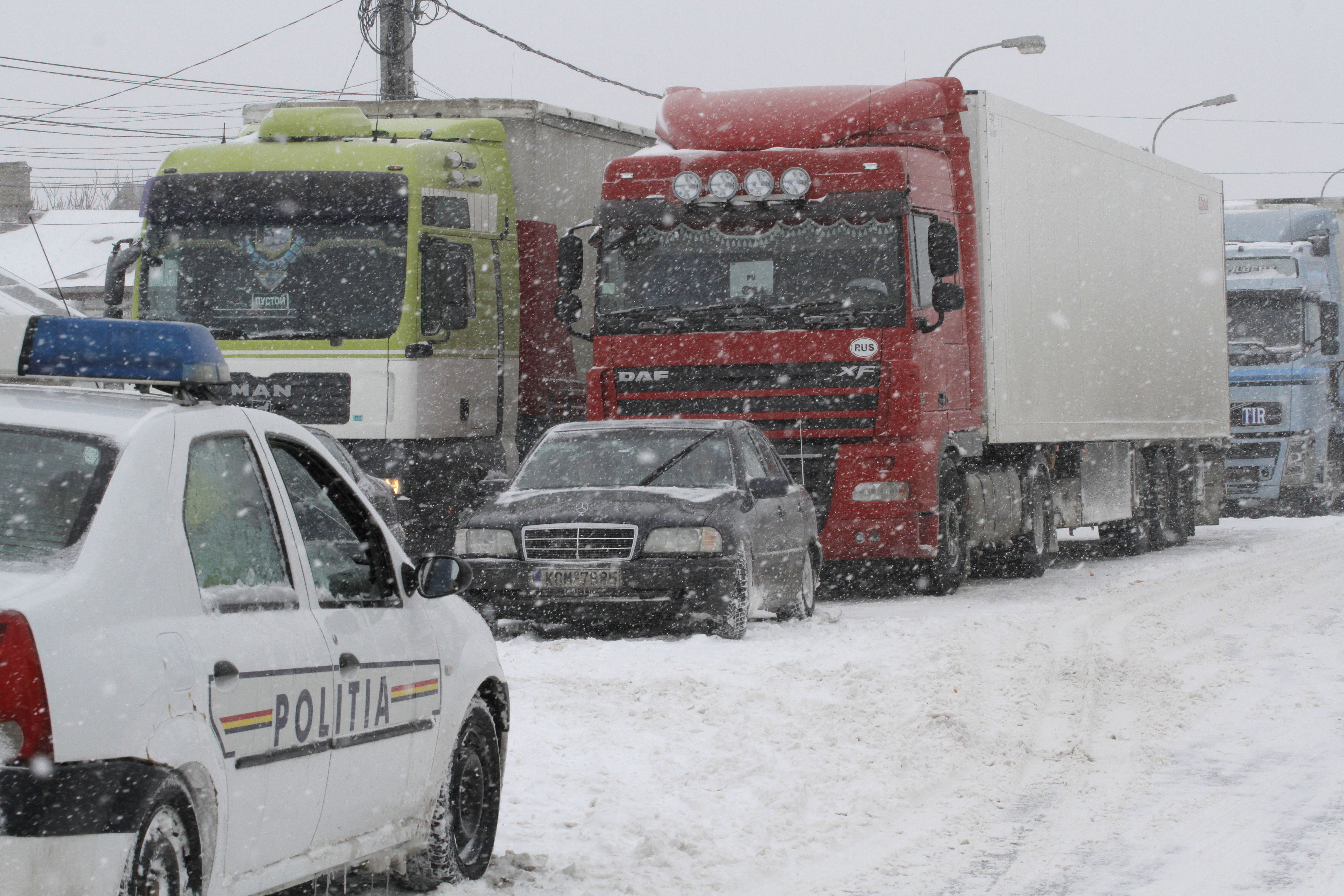 Blocaj la graniţa de vest a României: Poliţia recomandă rute alternative pentru şoferi