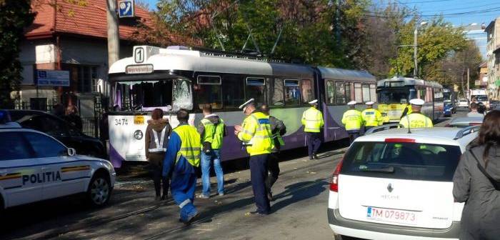 Accident grav în Timişoara: 17 persoane, rănite după ce o cisternă a lovit un tramvai