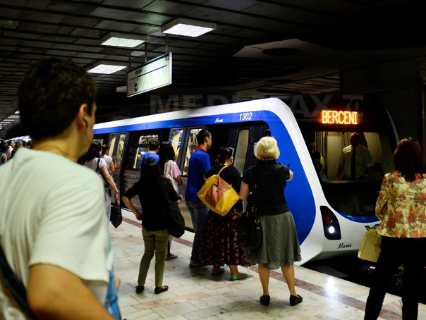 Bărbatul care s-a aruncat în faţa trenului de metrou la staţia Izvor a murit