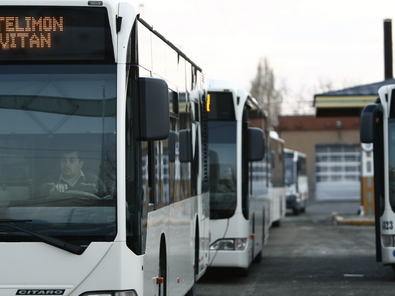 Dezastrul de la RATB: Numai jumătate dintre autobuze şi tramvaie sunt în circulaţie. Sute de maşini şi trenuri ruginesc în depozite, pentru că ”nu există bani de reparaţii”