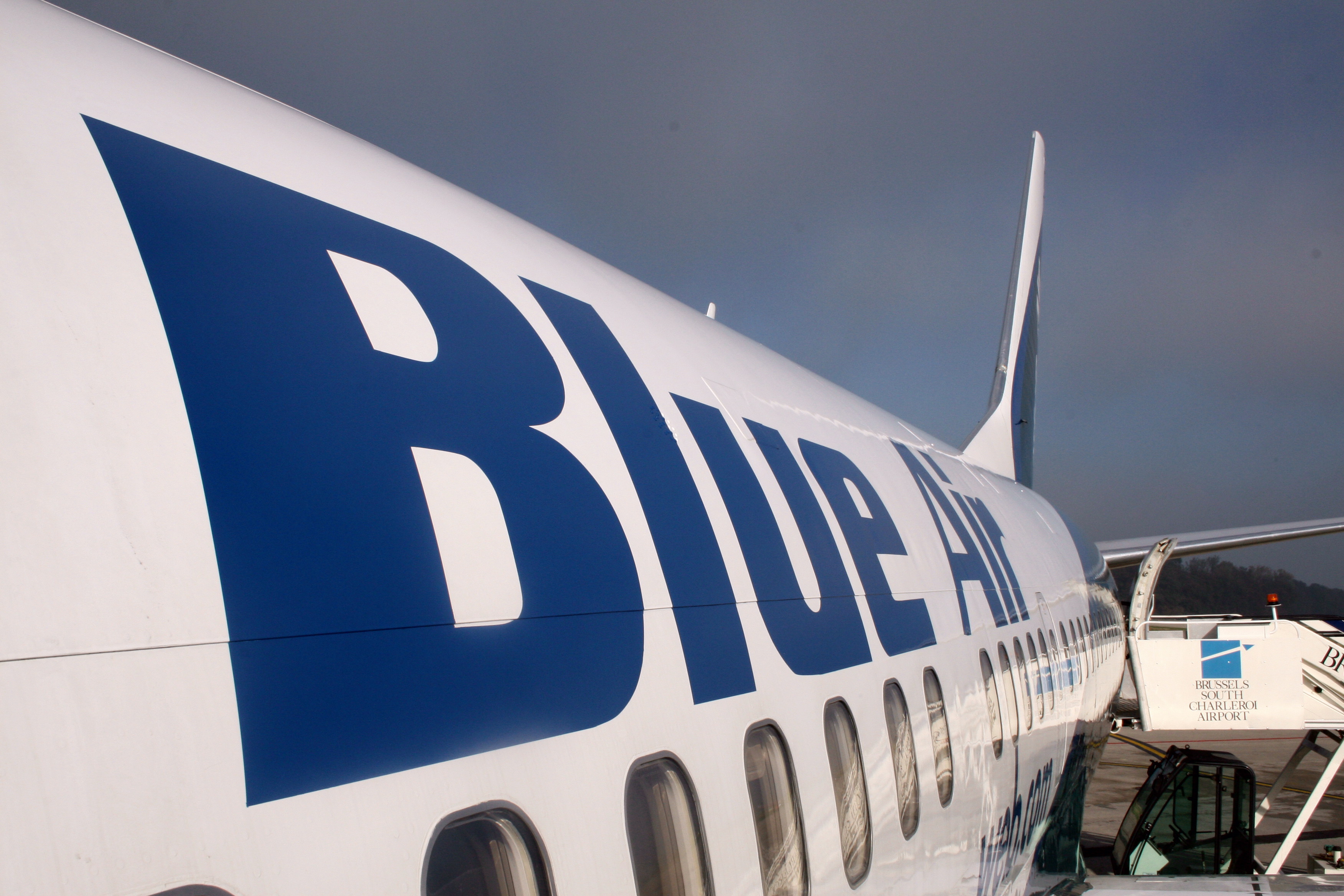 Blue Air: Zborurile din România către Bruxelles din 26-28 martie, redirecţionate către Maastricht