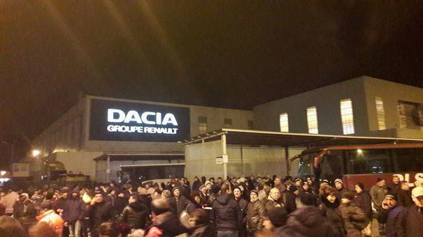1500 de muncitori de la Dacia au protestat faţă de condiţiile de transport; producţia a fost oprită
