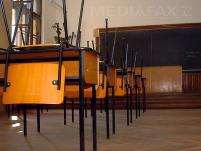 Cursuri suspendate, marţi şi miercuri, în şcolile din Argeş, Alba şi Prahova 
