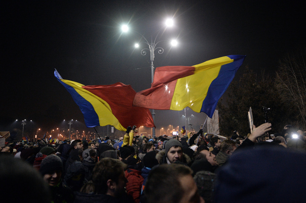 A patra seară de proteste în Bucureşti. Peste 100 de oameni s-au strâns în faţa Guvernului