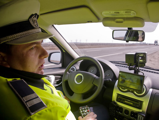 Un bărbat a fost depistat de poliţişti în timp ce conducea cu 226 km/h pe A1