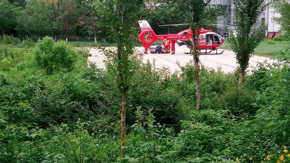 Trei răniţi după impactul dintre un TIR şi un autoturism; elicopterul SMURD, solicitat să intervină