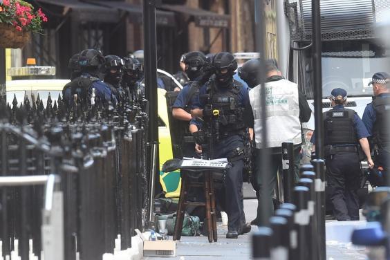 Brutarul român care a lovit un terorist la Londra, considerat erou de presa internaţională