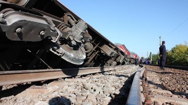 Argeş: Un tren în care se aflau 20 de pasageri a deraiat, după ce ar fi cedat frânele