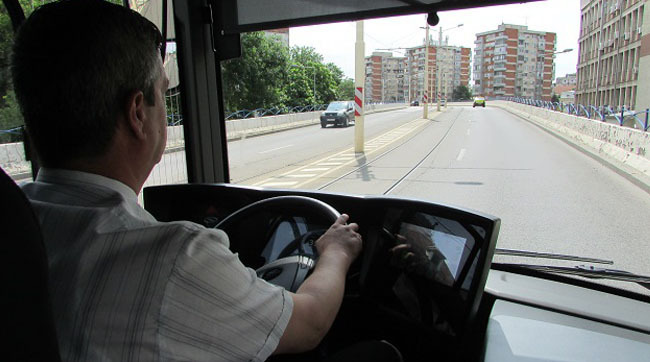 Se întâmplă în România. Oraşul care oferă plimbări gratuite cu un autobuz sută la sută electric