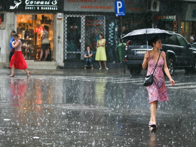 Trafic îngreunat de precipitaţii pe 26 de străzi din Capitală