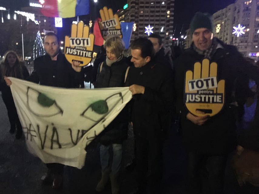 Protest în Piaţa Victoriei faţă de modificările aduse legilor justiţiei
