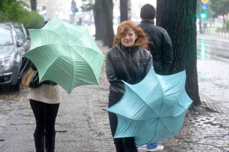 Revine vremea rea în România: Urmează două zile cu ploi şi averse în aproape toată ţara 