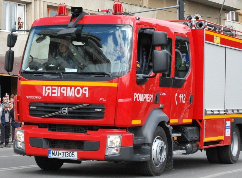 Incendiu violent la Arad: Un autobuz cu 15 călători a luat foc în mers. Vehiculul a ars în totalitate