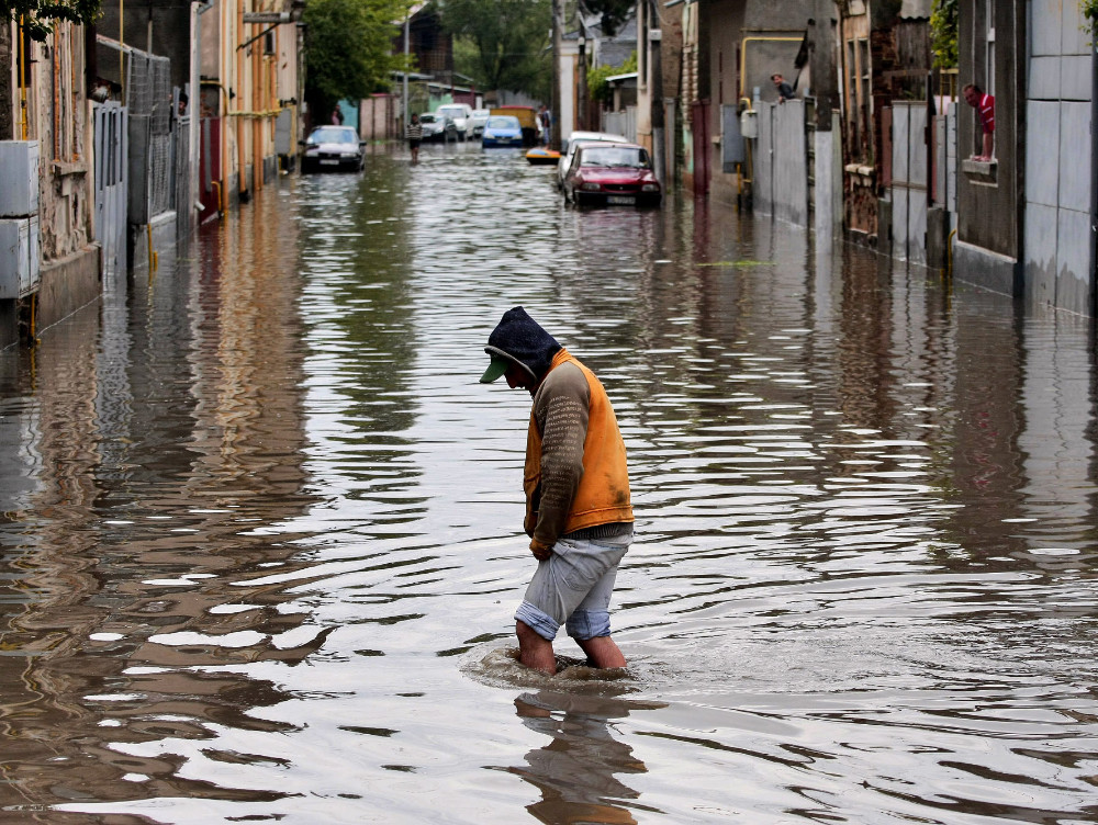Cod ROŞU de inundaţii într-un judeţ din România: Mai multe străzi au fost inundate, iar un drum judeţean a fost închis