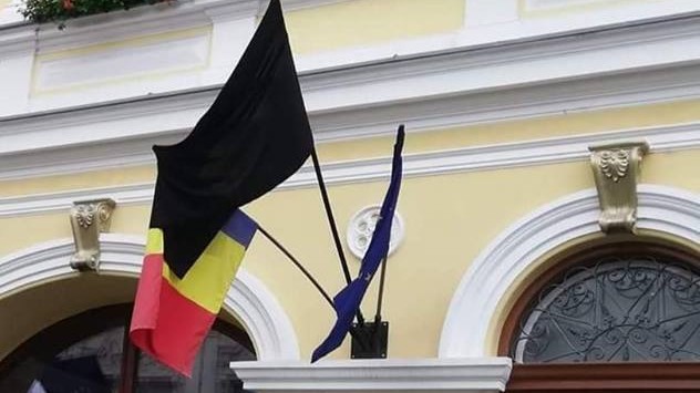 Un steag negru a fost arborat la Primăria Sfântu Gheorghe de Ziua Imnului