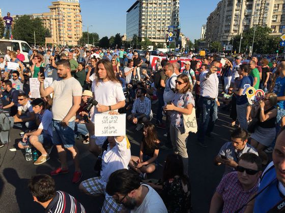 Mii de oameni protestează în marile oraşe ale ţării, strigând ”Ieşiţi din casă, dacă vă pasă”
