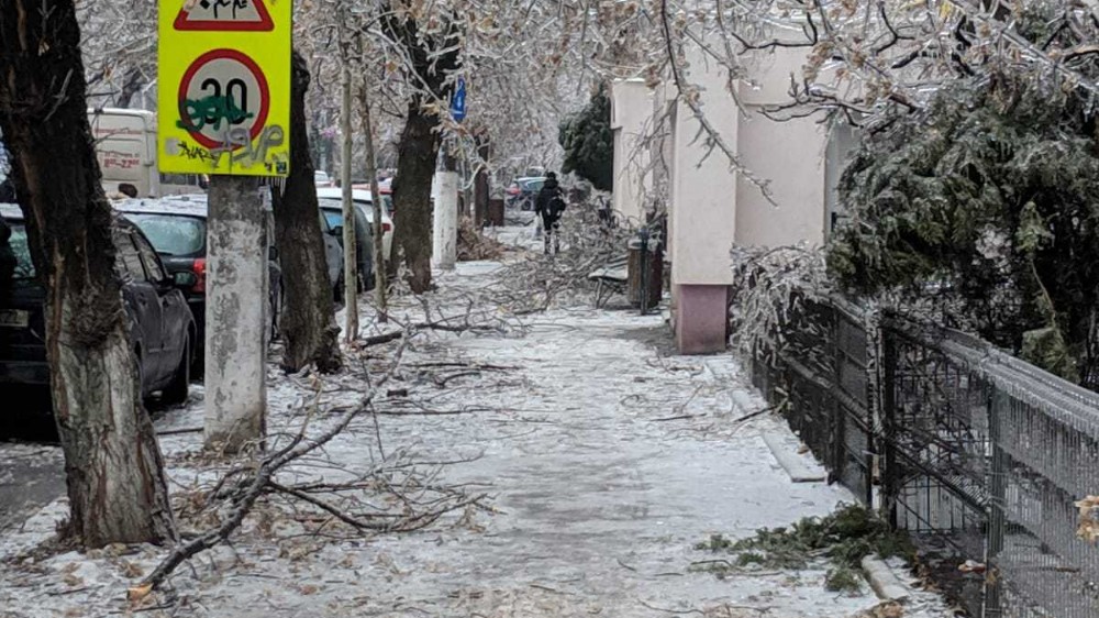 Pompierii din Bucureşti şi Ilfov au intervenit în peste 1.800 de cazuri, iar peste 200 de maşini au fost avariate 