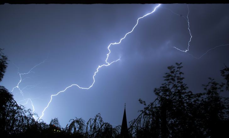 Meteorologii avertizează: Cod galben de furtuni în mai bine de jumătate de ţară în noaptea Învierii 
