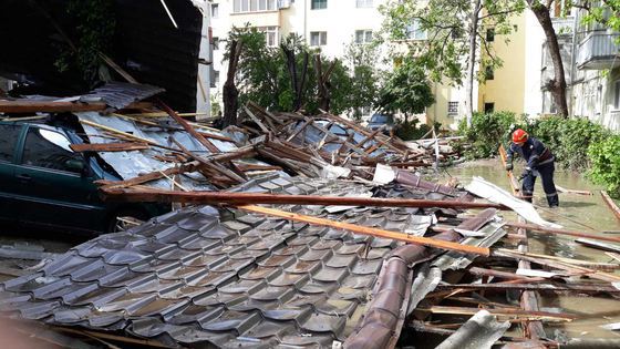 Acoperişul unui bloc din Târgu-Jiu a fost luat de vânt şi a avariat cinci maşini 