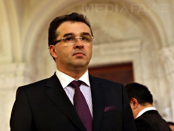 Marian Oprişan, puternicul baron al PSD, îl votează pe Isărescu pentru un nou mandat în fruntea BNR, dar pune condiţii: îi cere să iasă în public şi să spună ce va face BNR pentru România şi pentru sistemul bancar românesc 