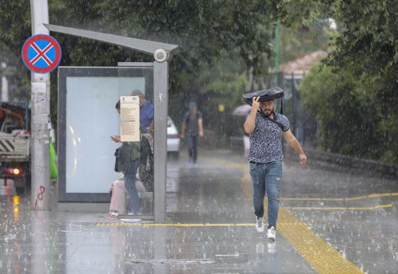 Meteorologii avertizează: Cod galben cu efect imediat de ploi puternice şi vânt, în două judeţe
