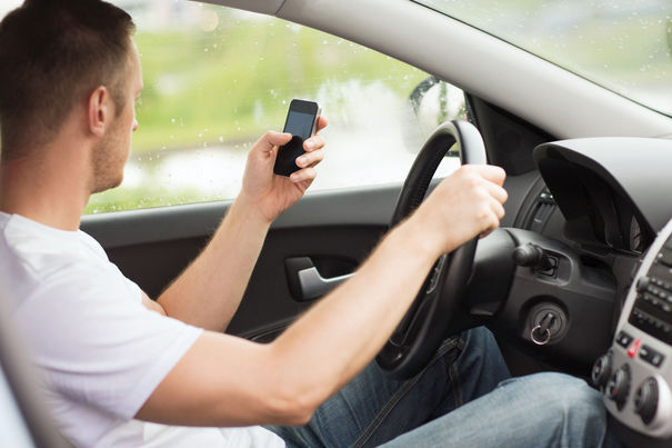 Atenţie şoferi: Utilizarea telefoanelor la volan se poate realiza doar cu dispozitive handsfree. Amenzile depăşesc 700 de lei 