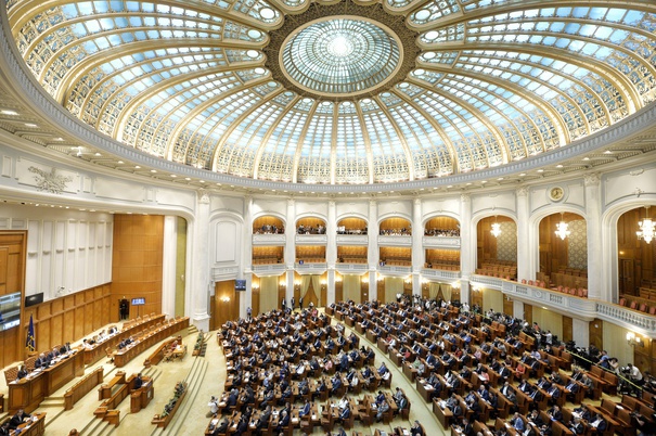 Doar patru senatori liberali au fost prezenţi la votul de învestire a Guvernului Orban