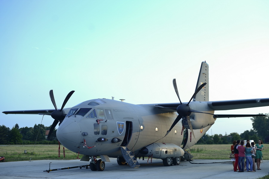 Pacient cu COVID-19 în stare gravă, dus din Suceava la Bucureşti cu o aeronavă C-27J Spartan